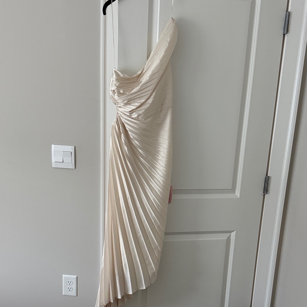 Elegant Cream Pleated Dress